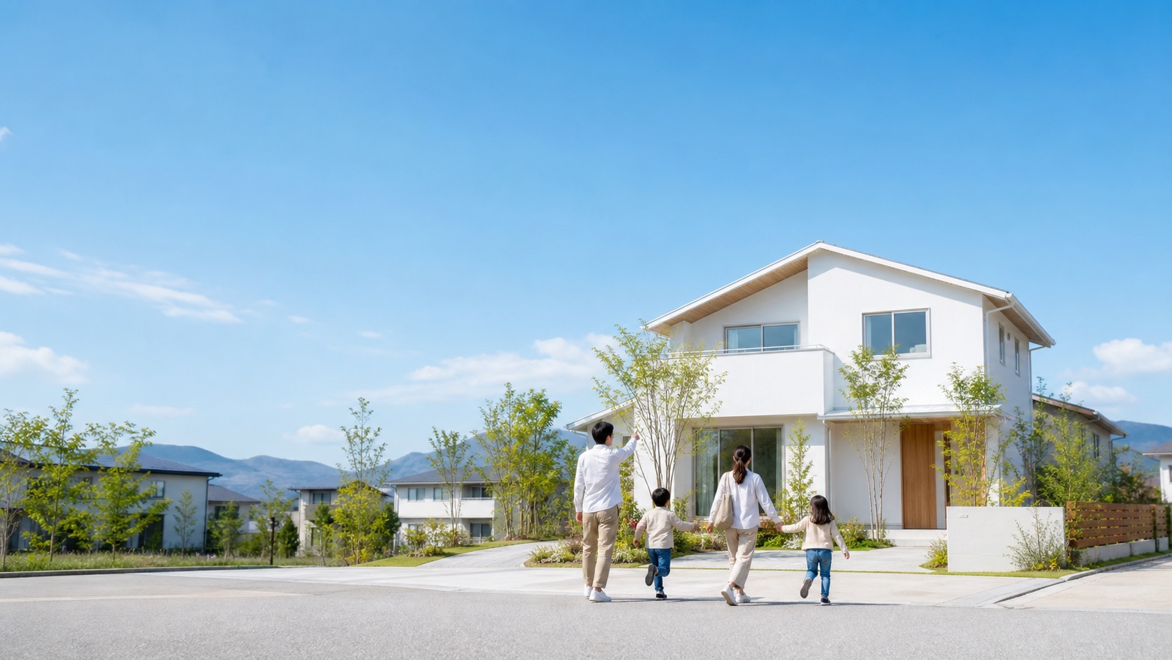 白いモダン住宅へ歩く家族